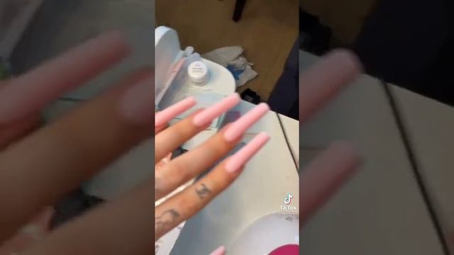 ИНСТАСАМКА ДЕЛАЕТ НОГТИ??? смотреть онлайн