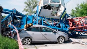 Строительный кран рухнул на припаркованные машины на стройке в Новосибирске. Одна женщина погибла