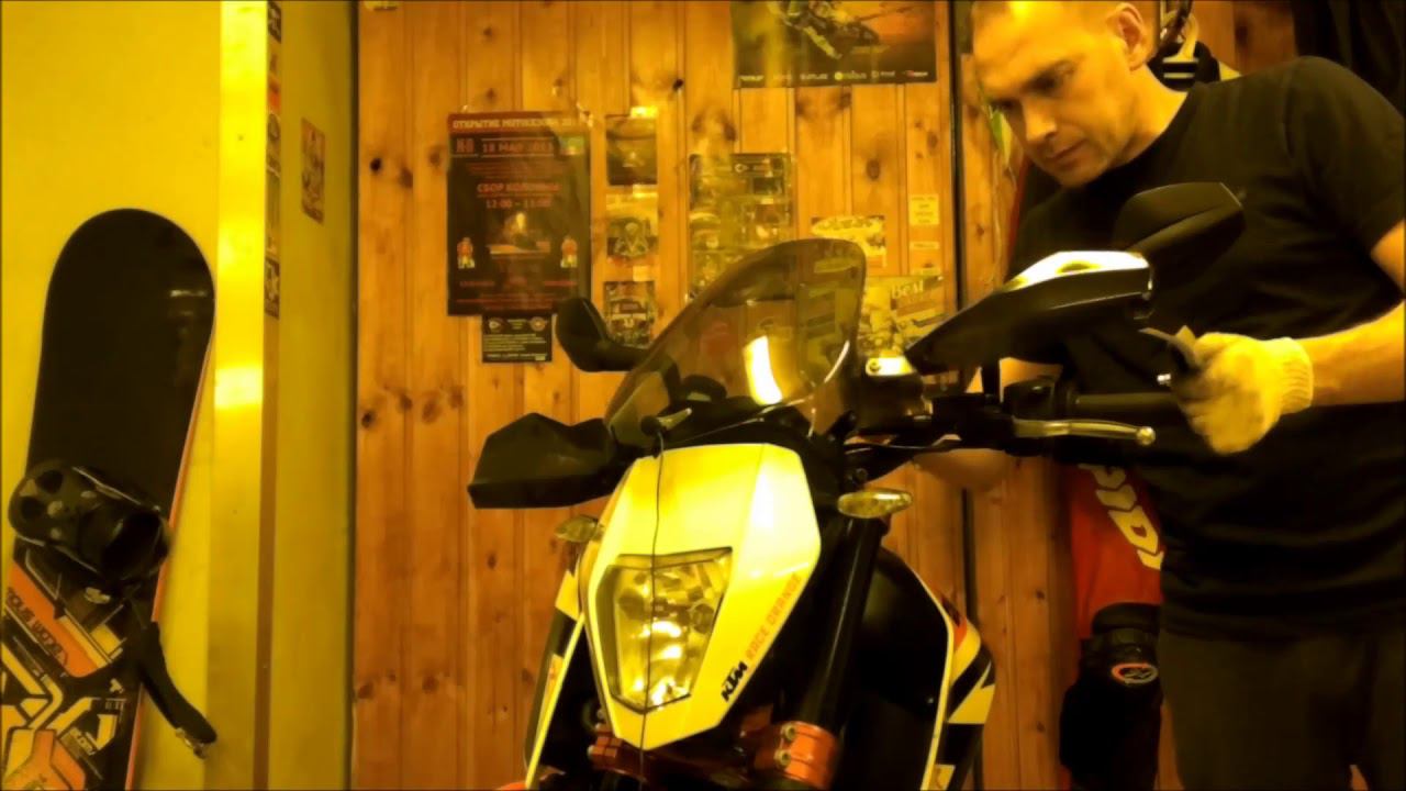 Установка защиты рук на KTM DUKE 690 смотреть онлайн