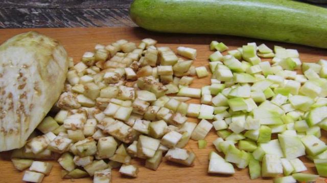 Тушеные баклажаны и кабачки в сметане