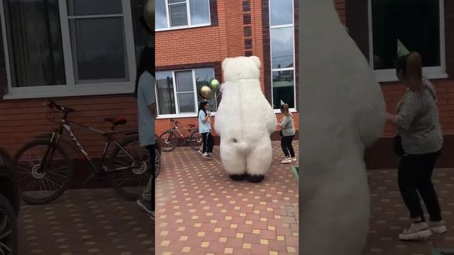 Умка веселится со всеми на Дне рождения