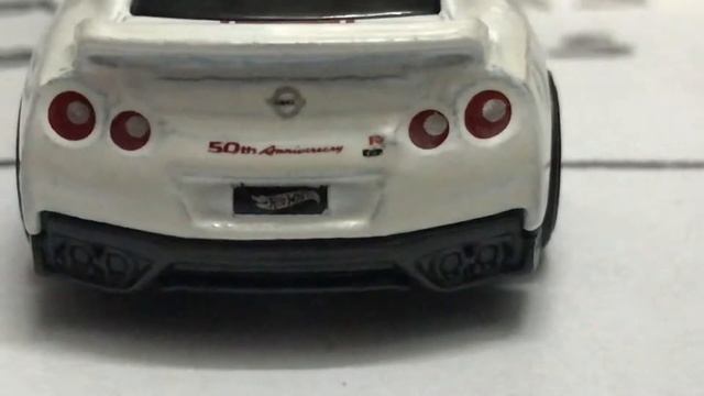 Hot wheels unboxing a 2017 Nissan GTR R35. смотреть онлайн