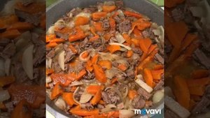 Тушенная , нежная говядина с морковью