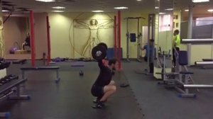 Отработка приседа со штангой над головой в замедленной съёмки.