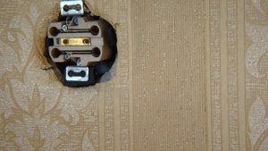 Что будет если засунуть пальцы в розетку 220 вольт? Опасный эксперимент. Не пытайтесь повторить!