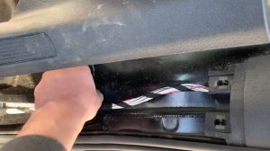 Golf 7: Снятие боковых накладок багажника и накладок порога