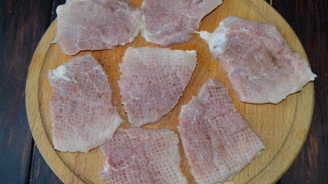 Отбивные из свинины в панировочных сухарях жаренные на сковороде