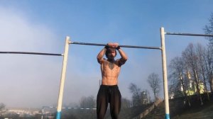 КАК НОВИЧКУ НАКАЧАТЬ РУКИ НА ТУРНИКЕ (САМЫЕ ПРОСТЫЕ ПОДТЯГИВАНИЯ)