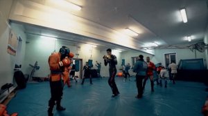 Тренировка в зале| Рукопашный бой| Разминка| Борьба| Ударка| Тренер