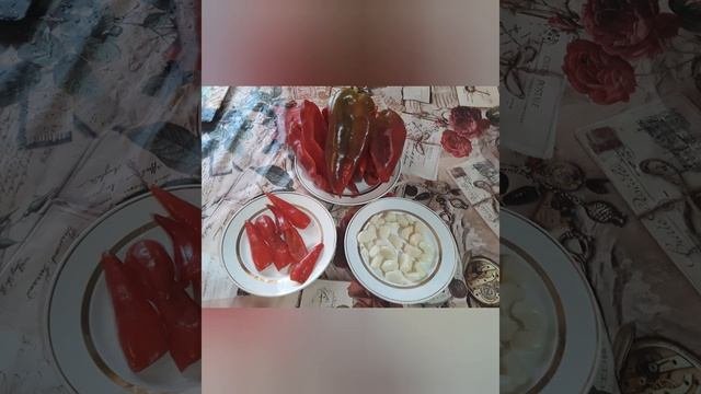 Сливовый соус из желтых слив, с карри, чесноком и перцем.