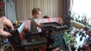 Построили огромный Lego город у себя дома.