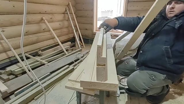 Обсада окосячка оконных проемов в деревянном доме.