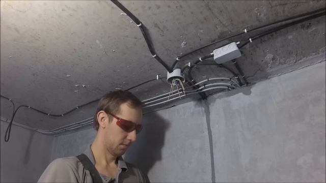 ⚠ Как я соединяю провода в распределительных коробках! #Реальный_электрик смотреть онлайн