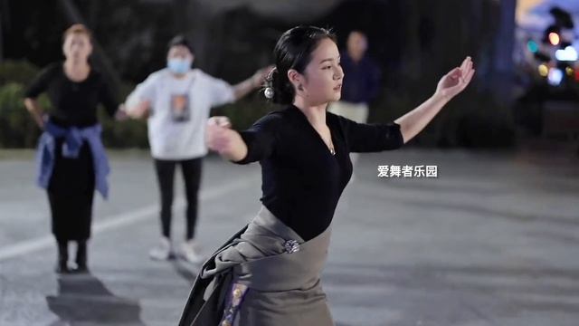 you can learn the dancing quickly when YONGJI teaches you Tibetan dance
