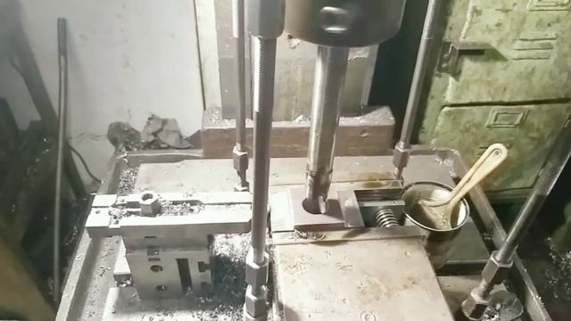 Нарезка резьбы под серийную работу на сверлильном станке. смотреть онлайн