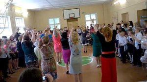 Танец учителей на линейке Последний звонок