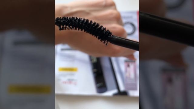 Удлинняющая тушь с эффектом накладных ресниц