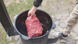 Вот так нужно готовить говядину 5кг одним большим куском в казане на костре.