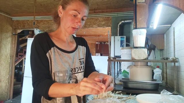 Режу перепелов,мариную.Делаю сыр.Муж отбивает мясо для кебаба.Всё,я убежала смотреть онлайн