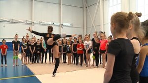 Суперзвезда художественной гимнастики Александра Солдатова с тренером провела мастер-класс в Тюмени