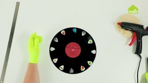 Как сделать часы из виниловой пластинки и медиаторов / Часы для меломанов своими руками