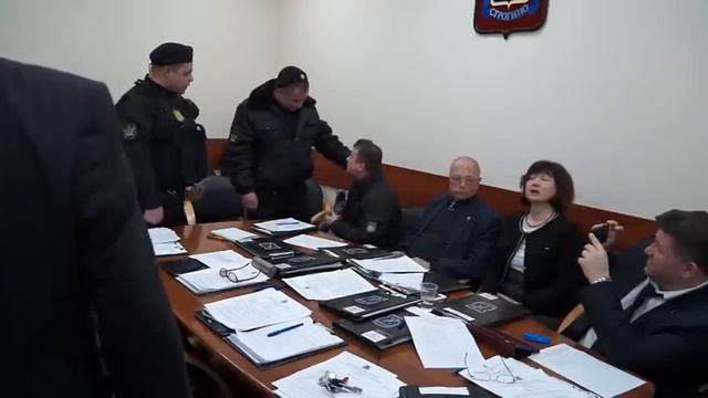 Как судебные приставы муниципального депутата Мышаева в суд отводили смотреть онлайн