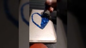 Наносим гель-клей для декора с блёстками на чехол/пробуем