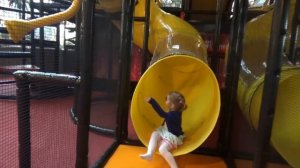 Катя на игровой площадке в Ferrari World