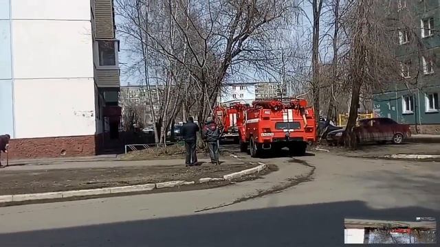 Пожар в Бийске. Спасатели спешат на помощь. смотреть онлайн