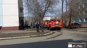 Пожар в Бийске. Спасатели спешат на помощь.