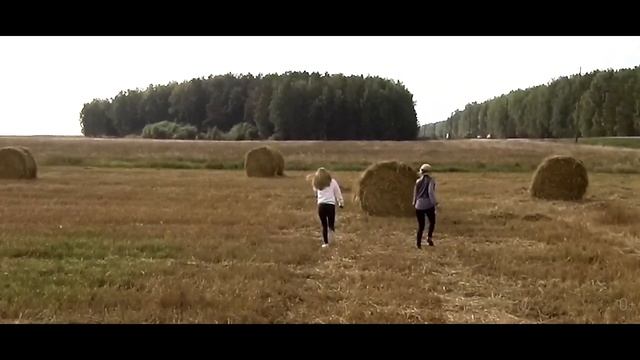 Съемка в поле на стогах сена с квадрокоптера смотреть онлайн