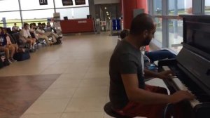 Парень играет на пианино в аэропорту