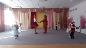 "Мишка с Куклой пляшут полечку"