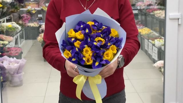 Букет из синих ирисов и желтых нарциссов