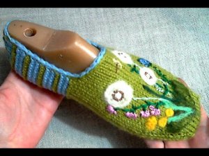 Следочки связаны от мыска спицами без шва.