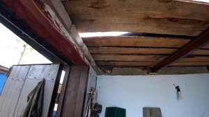 Перекрываем крышу ондулином в гараже у Ромы.