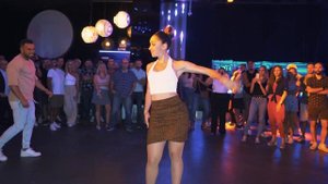 TE VAS (Grupo Extra) / ELENA KHAMSI (Dancer)