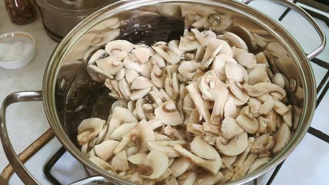 Грибной суп из шампиньонов. Сытно и вкусно. Наложи в тарелку.