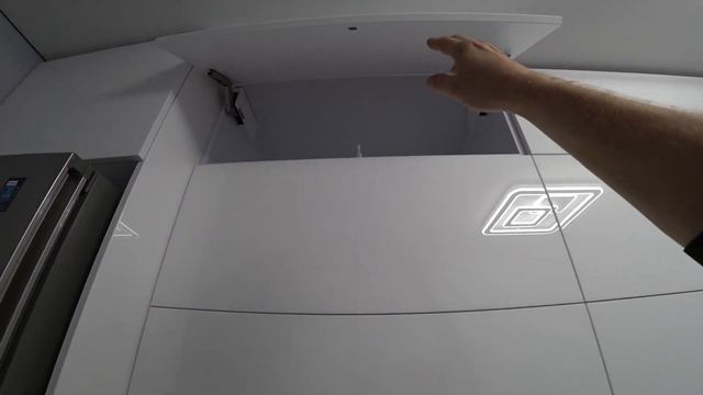 Обзор Кухни из МДФ Белого цвета глянец Rehau Панель RAUVISIО Сrystal V2778 Ярко-белый Глянец. смотреть онлайн