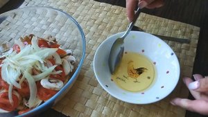 Обалденный салат из сырых шампиньонов! Свежий простой и вкусный! Попробуем?)