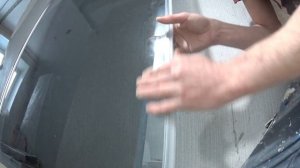 установка водонагревателя, унитаза и стеклянной ширмы в ванной комнате