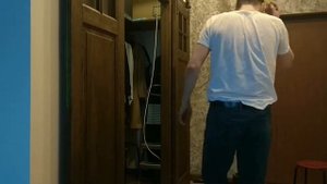 Этапы установки амбарной двойной двери.