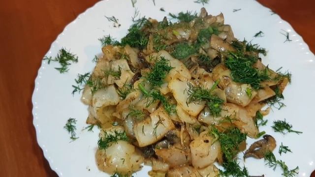 Тушеная капуста с грибами на сковороде. Два рецепта: со сметаной и с томатном. смотреть онлайн