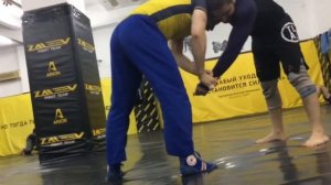 Проход в ноги на тренировке по грэпплингу. Single leg takedown. Grappling.