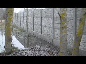 Железобетонный забор, после морозной зимы
