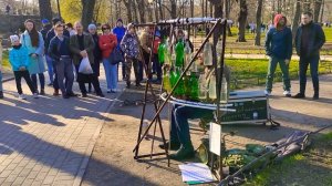В День Победы уличный музыкант играет популярные мелодии на своём бутылофоне в Александровском парк