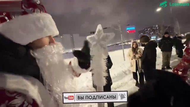 УГАРНОЕ ВРУЧЕНИЕ ПОДАРКОВ ПРОХОЖИМ!? смотреть онлайн