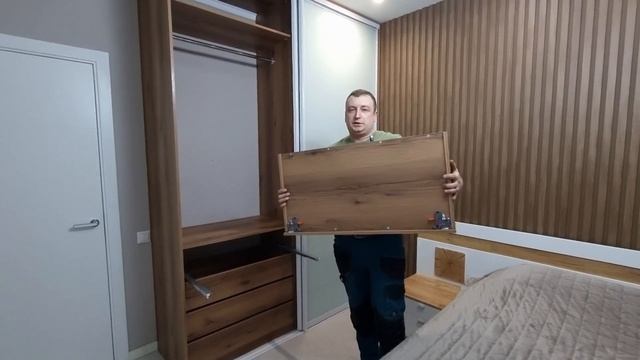 Стильный шкаф купе со стеклянными дверьми в спальную комнату на заказ