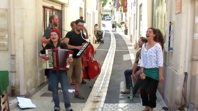 Уличные музыканты на рынке в Сан-Реми. Прованс. смотреть онлайн
