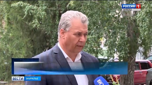 Жители курганского двора строят пешеходную дорожку своими силами смотреть онлайн